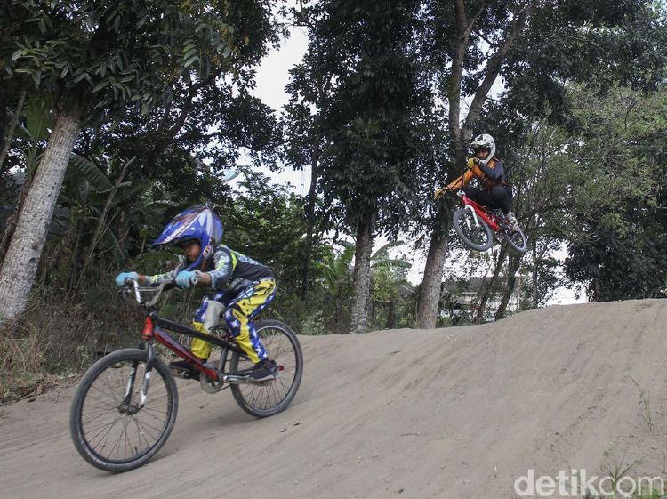 Aksi Pebalap Cilik Berlatih Sepeda BMX di Yogyakarta