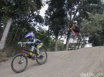 Aksi Pebalap Cilik Berlatih Sepeda BMX di Yogyakarta