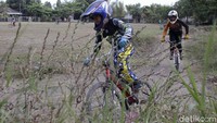 Berlatih sepeda BMX Cross ini jadi salah satu kegiatan positif yang dilakukan anak-anak di masa pandemi COVID-19.