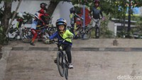 Seorang anak berlatih sepeda BMX di arena BMX Condongcatur, Sleman, Yogyakarta.