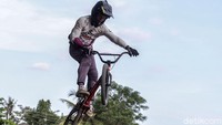 Selama latihan, anak-anak tersebut diawasi oleh sejumlah orang dewasa sembari berbagi ilmu dalam melatih kemampuan bersepeda BMX Cross serta mengantisipasi terjadinya hal-hal yang tak diinginkan saat anak-anak tersebut berlatih di arena BMX.