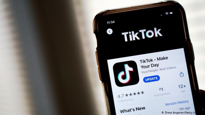 Akuisisi disebut-sebut mengalami kendala karena pemerintah Cina tidak merestui persyaratan yang ada. Presiden AS Donald Trump tegaskan tidak ingin ada orang Cina yang memegang kendali di TikTok nantinya.