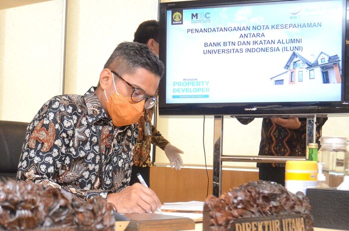 Asyik, Iluni Bisa Dapet Suntikan Dana Riset Perumahan Direktur Utama PT Bank Tabungan Negara (Persero) Tbk. Pahala Nugraha Mansury didampingi Direktur Nixon LP Napitupulu bersama Ketua Umum Ikatan Alumni Universitas Indonesia (ILUNI UI) memamerkan naskah Nota Kesepahaman usai penandatangan Memorandum of Understanding (MoU) secara virtual di Jakarta, Rabu (23/9). Melalui MoU tersebut, kedua institusi bekerja sama menggelar kegiatan Ruang Temu Property Developer, sebuah program pelatihan level dasar untuk alumni UI yang berniat terjun sebagai pelaku usaha pengembang properti. Kerja sama antara Bank BTN dengan ILUNI UI juga terbuka untuk program riset di bidang perumahan, konsultasi di bidang perumahan, serta kerja sama lainnya yang menguntungkan dan disepakati kedua belah pihak.