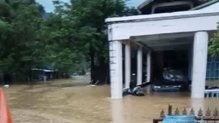Banjir terjang sejumlah wilayah di Padang, Sumbar, Rabu (23/9/2020).