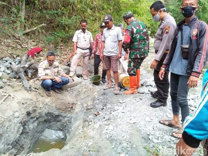 Bikin Kaget Sumur Di Brebes Ini Keluarkan Cairan Diduga Minyak