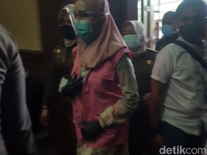 Video: Sidang Perdana, Jaksa Pinangki Pakai Hijab dan Gamis