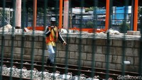Proyek revitalisasi Stasiun KA Bekasi terus dikerjakan dan ditargetkan rampung pada bulan Desember 2021.