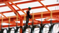 Tampak para pekerja tengah menyelesaikan pemasangan tiang kerangka besi untuk kanopi peron di Stasiun KA Bekasi, Rabu (23/09/2020).