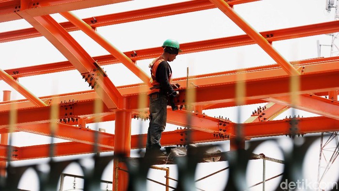 Untuk memberikan kenyamanan bagi penumpang KRL, Stasiun Kereta Api (KA) Bekasi, menambah fasilitas peron. Proyek tersebut kini tengah dikerjakan.