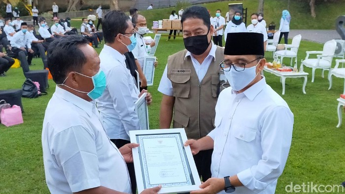 Bupati Banyuwangi Abdullah Azwar Anas bertemu tenaga medis dan tenaga kesehatan (nakes) yang telah berjuang dalam penanganan pasien COVID-19. Anas mengaku terharu dan mengucapkan ribuan terima kasih atas pengorbanan mereka.