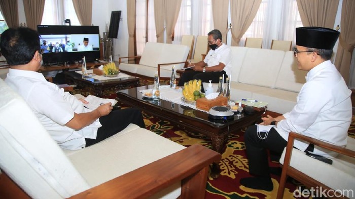 Banyuwangi mulai menyalurkan Bantuan Langsung Tunai dari Dana Desa (BLT-DD) tahap II ke warga terdampak pandemi COVID-19. Saat ini, BLT yang sudah disalurkan mencapai Rp 74,787 miliar.