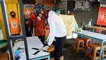 Aksi Ganjar Pasang Lakban Jaga Jarak di Warung Makan Semarang