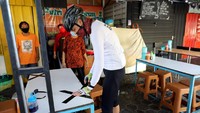 Sembari memberikan pemahaman, Ganjar memasang tanda silang dengan lakban hitam yang dibawa. Istimewa/Dok. Humas Pemprov Jateng.