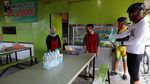 Aksi Ganjar Pasang Lakban Jaga Jarak di Warung Makan Semarang
