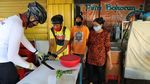 Aksi Ganjar Pasang Lakban Jaga Jarak di Warung Makan Semarang