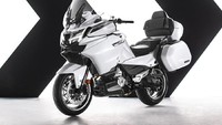 Produsen sepeda motor asal China, CFMoto, mulai merambah segmen moge (motor gede) touring. Perusahaan ini baru saja merilis CFMoto 1250TR-G 2021. Honda Goldwing dan BMW K1600 wajib waspada nih! Foto: CFMoto