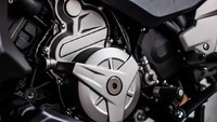 Dari jeroan mesin misalnya, CFMoto 1250TR-G disuntik mesin KTM LC-8 yang memiliki konfigurasi V-Twin 1.279cc, dengan output tenaga maksimal 140 dk dan torsi puncak 120 Nm. Spesifikasi itu sedikit lebih tinggi dari kompetitornya, Benelli 1200GT dan BMW R 1250 RT. Foto: CFMoto