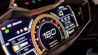 Aspek entertainment pun tidak kalah mewah. Di area dasbor dibekali layar TFT full warna berukuran 12,3 inci, dengan sistem stereo built-in dan dipadu speaker besutan JBL. Foto: CFMoto