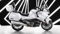 Seperti dikutip dari Bikesrepublic, CFMoto 1250TR-G menyasar segmen moge premium. Kualitas motor ini pun tidak main-main, sebab beberapa komponen disuplai langsung oleh merek-merek besar Eropa. Foto: CFMoto
