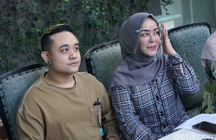 Chintami Atmanagara Chintami Atmanagara dan putranya saat ditemui di kawasan Permata Hijau.