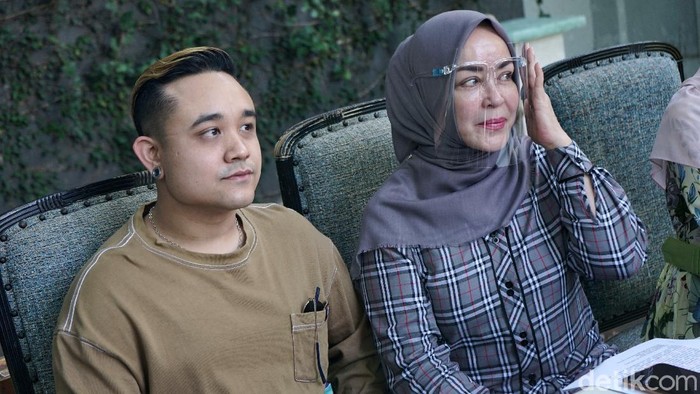 Chintami Atmanagara dan putranya saat ditemui di kawasan Permata Hijau.