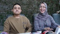 Selain itu Deanni juga sempat marah di depan rumah mereka dan menghancurkan kaca mobil Dio Alif Utama. Pool/Palevi S/detikFoto.