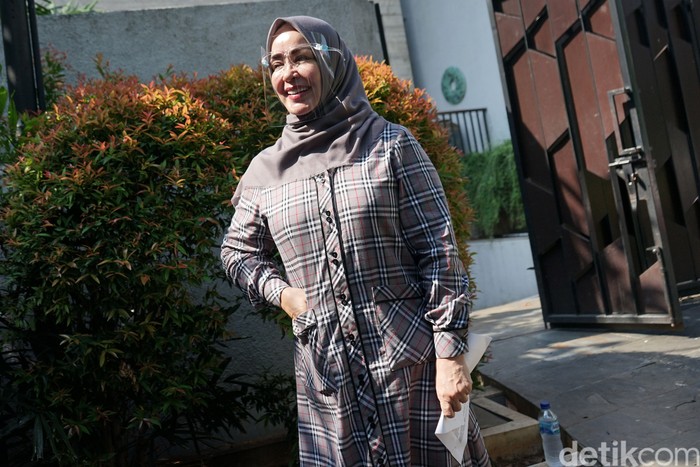 Chintami Atmanagara dan putranya saat ditemui di kawasan Permata Hijau.