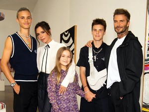 David Beckham Curi Perhatian Pakai Sandal & Kaus Kaki di London Fashion Week