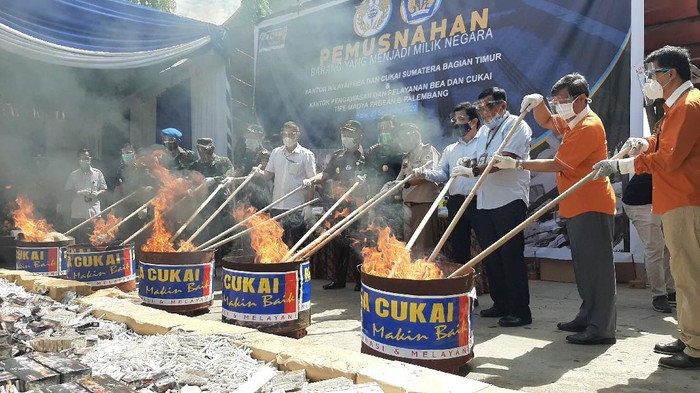 Ditjen Bea Cukai Sumbagtim memusnahkan jutaan batang rokok hingga sex toys ilegal