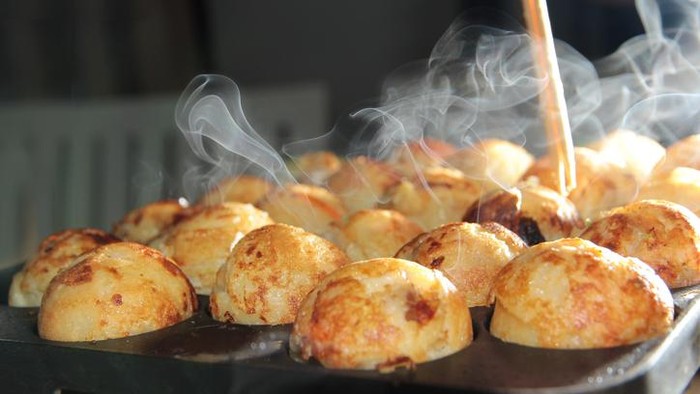 Takoyaki jadi jajanan khas Jepang yang juga populer di Indonesia. Sejak pertama kali dibuat hingga saat ini, takoyaki tak pernah absen dalam setiap festival.
