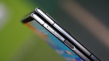 Memiliki sensor sidik jari yang menyatu dengan tombol power. Foto: doc. SinaMobile