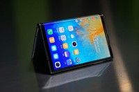 Sukses menghadirkan ponsel layar lipat pertama tahun lalu, kini Royole menghadirkan generasi keduanya. Flexpai 2 nama yang disandangnya dan dibanderol lebih murah dari Galaxy Z Fold 2.