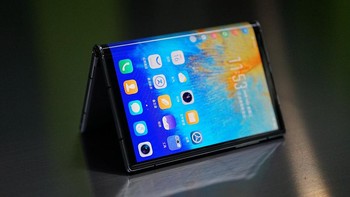 Ketika dilipat, layar bagian depan 5,5 inch dengan rasio 16:9, layar bagian belakang 5,4 inch dengan rasio 16:10. Foto: doc. SinaMobile