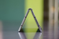 Sukses menghadirkan ponsel layar lipat pertama tahun lalu, kini Royole menghadirkan generasi keduanya. Flexpai 2 nama yang disandangnya dan dibanderol lebih murah dari Galaxy Z Fold 2.