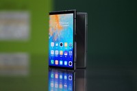 Sukses menghadirkan ponsel layar lipat pertama tahun lalu, kini Royole menghadirkan generasi keduanya. Flexpai 2 nama yang disandangnya dan dibanderol lebih murah dari Galaxy Z Fold 2.