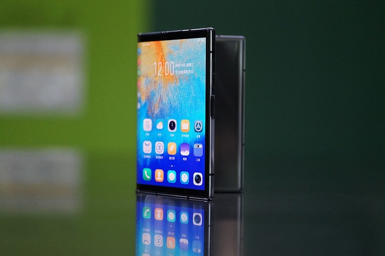 Sukses menghadirkan ponsel layar lipat pertama tahun lalu, kini Royole menghadirkan generasi keduanya. Flexpai 2 nama yang disandangnya dan dibanderol lebih murah dari Galaxy Z Fold 2.