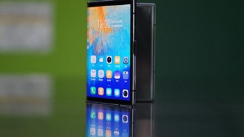 Flexpai 2 menjalankan WaterOS 2.0 berbasis Android 10. Foto: doc. SinaMobile