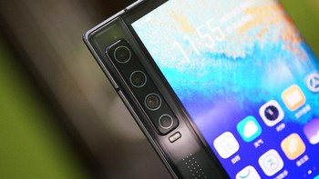 Empat kamera disematkan di ponsel ini. Paling atas adalah kamera ultrawide 16 MP dengan sudut pandang 116 derajat, diikuti lensa telephoto 8 MP dengan zoom optik 3x, kamera utama 64 MP dan lensa portrait 32 MP. Foto: doc. SinaMobile