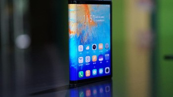 Teknologi tersebut diklaim tidak meninggalkan kerutan meski dilipat 180 derajat. Foto: doc. SinaMobile