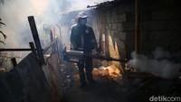 Penyisiran juga dilakukan di setiap sudut guna menangkal penyakit demam berdarah.