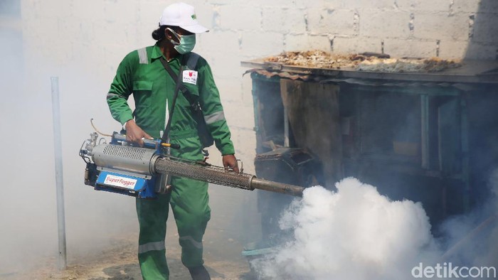 Fogging untuk Cegah Demam Berdarah Warga melakukan pengasapan di Kampung Gandaria, Pondok Kelapa, Duren Sawit, Jakarta, Rabu (23/9/2020). Pengasapan yang dilakukan secara swadaya oleh masyarakat ini dilakukan guna mencegah demam berdarah.