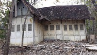 detikcom mencoba menengok rumah tua tersebut. Berjarak sekitar 12 kilometer dari pusat Kota Wonosari, rumah tersebut berada di pinggir jalan kampung yang sudah beraspal.