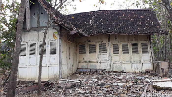 Satu rumah tua di Padukuhan Pati, Kalurahan Genjahan, Kapanewon Ponjong, Kabupaten Gunungkidul menjadi perbincangan di medsos. Penasaran?