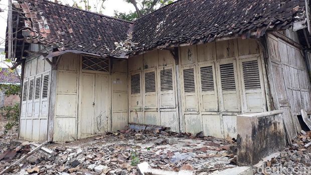 Satu rumah tua di Padukuhan Pati, Kalurahan Genjahan, Kapanewon Ponjong, Kabupaten Gunungkidul menjadi perbincangan di medsos. Penasaran?