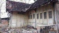 Dia menjelaskan, rumah itu hanya rumah bagian depan dan sebetulnya ada bangunan di bagian belakang tapi saat ini sudah roboh. Menurutnya, rumah itu adalah rumah paling bagus saat eyangnya menjabat kepala daerah.