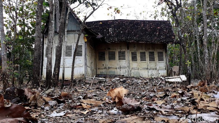 Foto-foto Rumah Tua yang Viral di Tengah Kebun Jati Gunungkidul Satu rumah tua di Padukuhan Pati, Kalurahan Genjahan, Kapanewon Ponjong, Kabupaten Gunungkidul menjadi perbincangan di medsos. Penasaran?