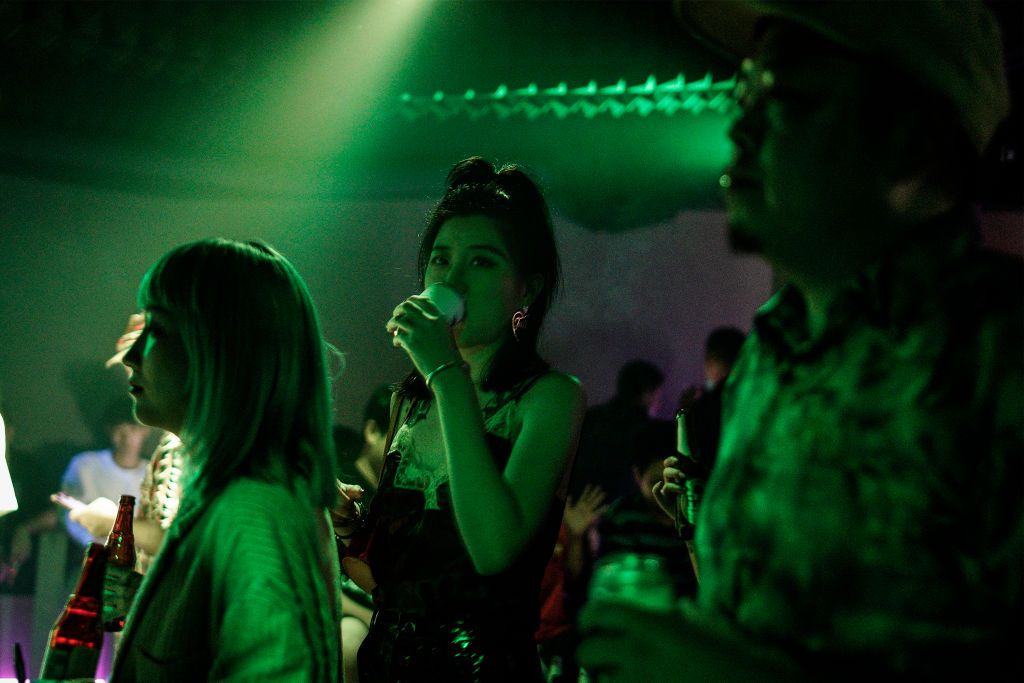 Kelab malam di Wuhan kembali beroperasi seiring nihilnya kasus Corona baru di sana.
