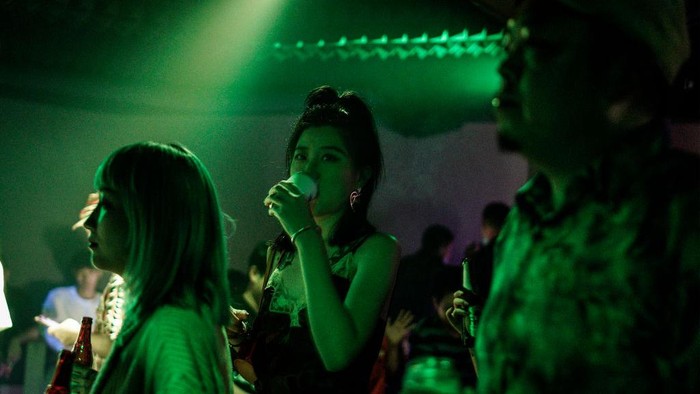 Foto: Warga Wuhan yang Sudah Bebas Clubbing Kelab malam di Wuhan kembali beroperasi seiring nihilnya kasus Corona baru di sana.
