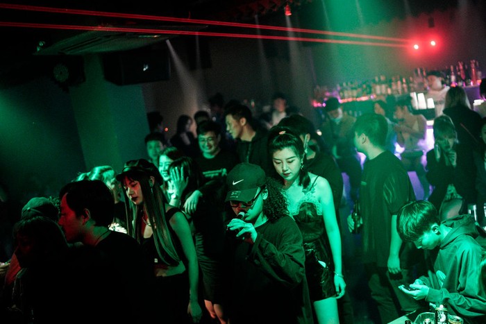 Foto: Warga Wuhan yang Sudah Bebas Clubbing Kelab malam di Wuhan kembali beroperasi seiring nihilnya kasus Corona baru di sana.