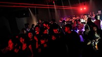 Berdasarkan laporan Bloomberg, sebenarnya kelab malam yang disebut Hepburn itu masih memasang markah untuk memakai masker dan jaga jarak tapi hal itu tak diindahkan. 
